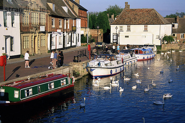 Kai  auf dem Great Ouse River  St. Ives  Cambridgeshire  England  Vereinigtes Königreich  Europa