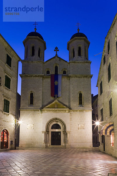 beleuchtet Europa Kirche Altstadt UNESCO-Welterbe russisch orthodox russisch-orthodox Abenddämmerung Kotor Montenegro