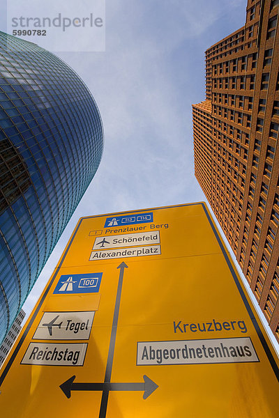 Flachwinkelansicht Verkehr Zeichen und Wolkenkratzer  Potsdamer Platz  Berlin  Deutschland  Europa