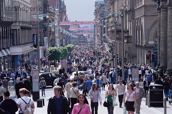Menschen zu Fuß auf der Buchanan Street  Glasgow  Schottland  Vereinigtes Königreich  Europa