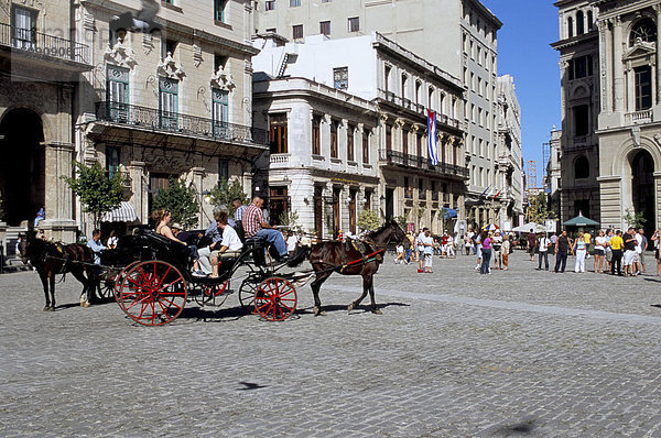 Straßenszene mit Pferd und Wagen  Havanna  Kuba  Westindische Inseln  Zentralamerika