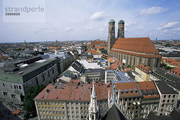 Skyline der Stadt dominiert die Frauenkirche-Türme aus dem Rathausturm  München  Bayern  Deutschland  Europa