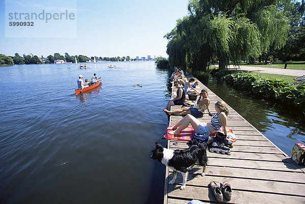 Mitarbeiter an der Außenalster See mitten in der Stadt  Hamburg  Deutschland  Europa