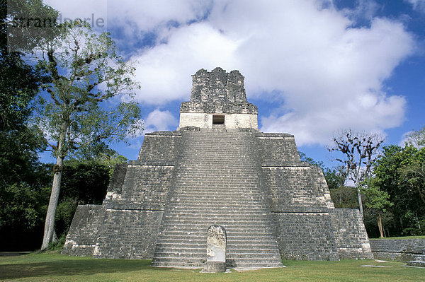 Tempel 2 von vorne  Maya-Stätte  Tikal  UNESCO World Heritage Site  Guatemala  Zentralamerika