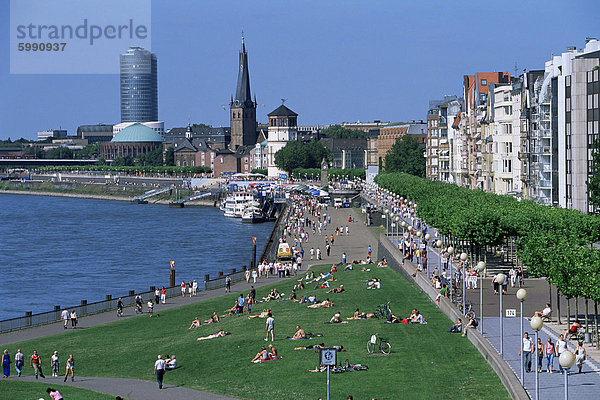 Blick über die Rheinuferpromenade entlang Rhein und die Altstadt mit Lambertus-Kirche Burgturm  Düsseldorf  NRW (Nordrhein Westfalen)  Deutschland  Europa