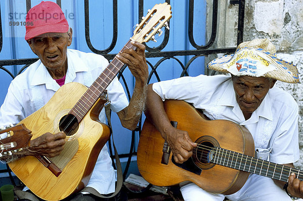 Musiker spielen Gitarren  Havanna Viejo  Havanna  Kuba  Westindische Inseln  Mittelamerika