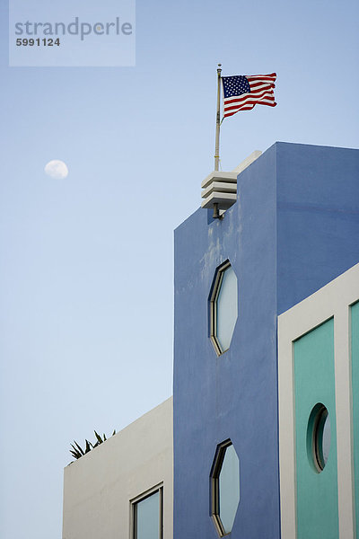 US flag auf Art-Deco-Gebäude  Miami Beach  Miami  Florida  Vereinigte Staaten von Amerika  Nordamerika