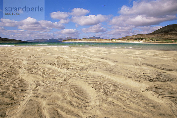 Sand Muster und Blick auf Hügel  Seilebost  Isle of Harris  Äußere Hebriden  Western Isles  Schottland  Vereinigtes Königreich  Europa