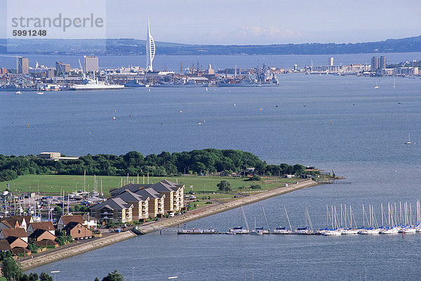 Blick vom Portsdown Hügel in Richtung Stadt und Spinnaker Towr  Portsmouth  Hampshire  England  Vereinigtes Königreich  Europa