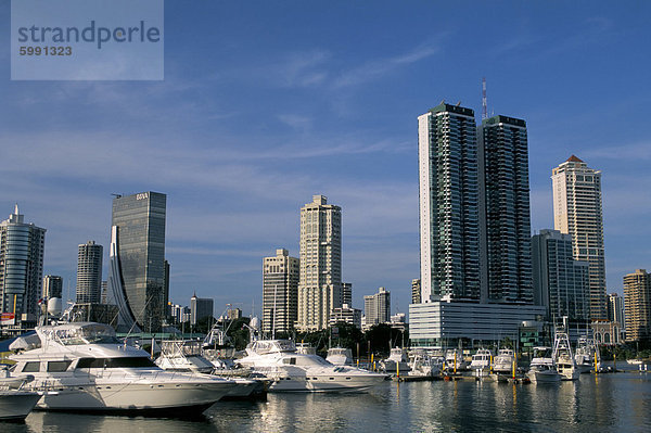 Yachten und die Skyline der Stadt  Panama City  Panama  Mittelamerika