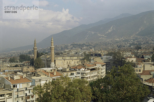 Blick auf die Stadt mit Großmoschee und Olymp im Hintergrund  Bursa  Türkei  Kleinasien  Eurasien