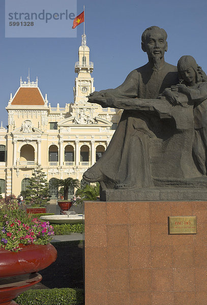 Statue von Ho Chi Minh vor das Hotel de Ville (Menschen-Ausschuss-Gebäude)  Ho-Chi-Minh-Stadt (Saigon)  Vietnam  Indochina  Südostasien  Asien