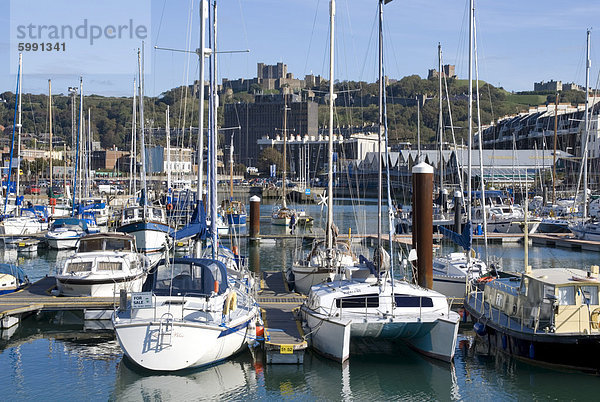 Marina und Burg jenseits  Dover  Kent  England  Vereinigtes Königreich  Europa