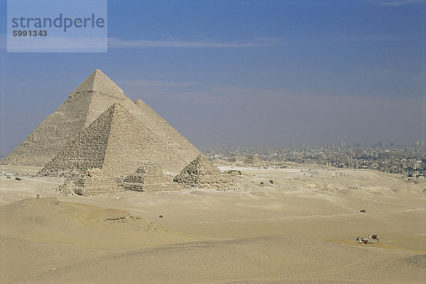 Die Pyramiden  Gizeh  UNESCO-Weltkulturerbe  mit Kairo  über Ägypten  Nordafrika  Afrika