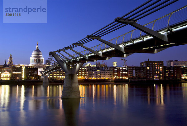 Millennium Bridge und St. Pauls Cathedral  London  England  UK  Europa