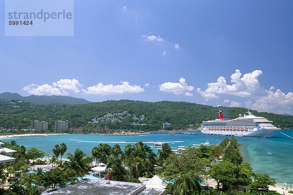 Kreuzfahrtschiff angedockt bei Ocho Rios Bay  Ocho Rios  Jamaika  Westindische Inseln  Mittelamerika