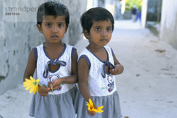 Portrrait von zwei Mädchen  Dharavandu Island  Baa Atoll  Malediven  Asien