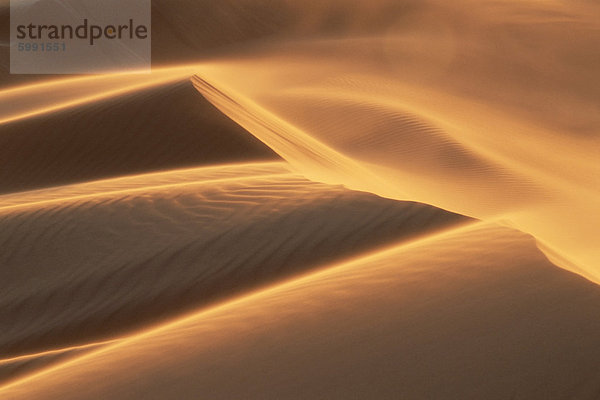 Sand weht am Kamm der Düne in Erg Chebbi  Sahara-Wüste  in der Nähe von Merzouga  Marokko  Nordafrika  Afrika