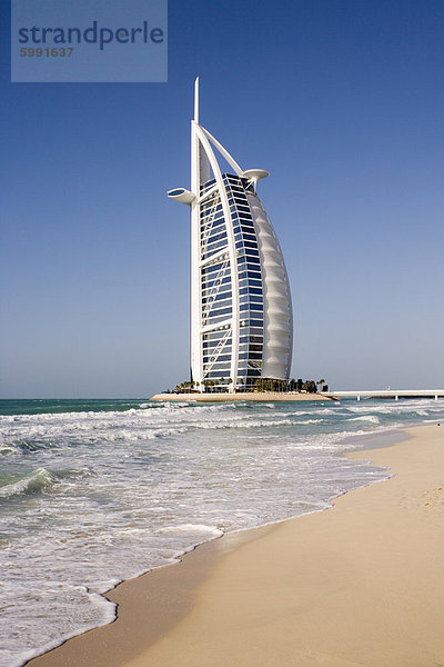 Das ikonische Symbol von Dubai  das Burj Al Arab  dem weltweit ersten sieben-Sterne-Hotel (klassifiziert als fünf Sterne deluxe)  gebaut auf einer künstlichen Insel offshore aus dem Jumeirah Beach Hotel  Dubai  Vereinigte Arabische Emirate  Naher Osten
