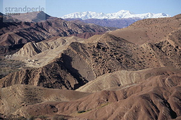 Berge und Dorf in der Nähe von Telouet  hohe Atlasgebirge  Marokko  Nordafrika  Afrika