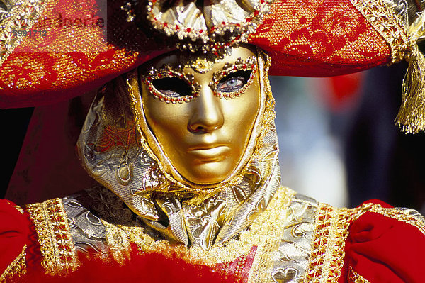 Porträt einer Person gekleidet in Maske und Kostüm an Karneval  Karneval in Venedig  Venedig  Veneto  Italien  Europa