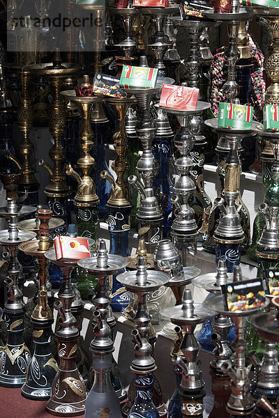 Wasserleitungen für Rauchen Sheesha  auf Verkauf an Aswan Souq  Aswan  Ägypten  Nordafrika  Afrika