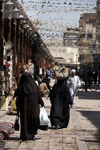 Typische Markt Straßenszene  Khan al-Khalili  Kairo  Ägypten  Nordafrika  Afrika