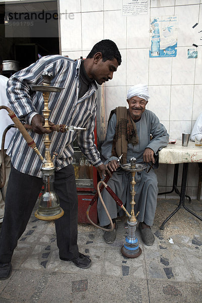 Rauchen Sheesha in Aswan  Ägypten  Nordafrika  Afrika