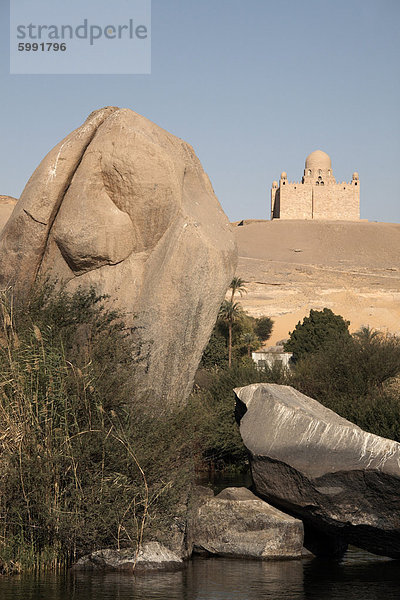 Den Nil und das Mausoleum des Aga Khan  Aswan  Ägypten  Nordafrika  Afrika