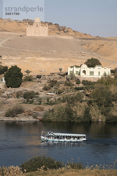 Mit Blick auf den Nil und das Mausoleum des Aga Khan  Aswan  Ägypten  Nordafrika  Afrika