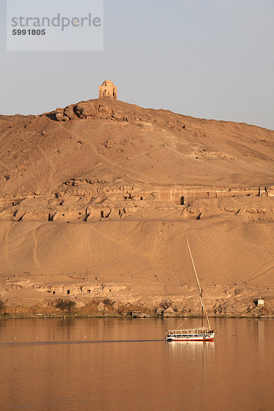 Mit Blick auf den Fluss Nil und die Gräber von den Adligen  Aswan  Ägypten  Nordafrika  Afrika