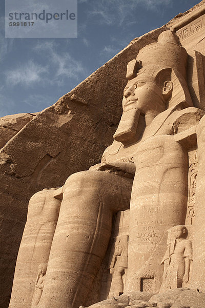 Eine Kolossalstatue von Ramses II befindet sich am Eingang zu den Great Temple von Abu Simbel  UNESCO Weltkulturerbe  Ägypten  Nordafrika  Afrika