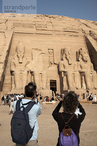 Touristen fotografieren an Great Temple von Abu Simbel  UNESCO Weltkulturerbe  Nubien  Ägypten  Nordafrika  Afrika