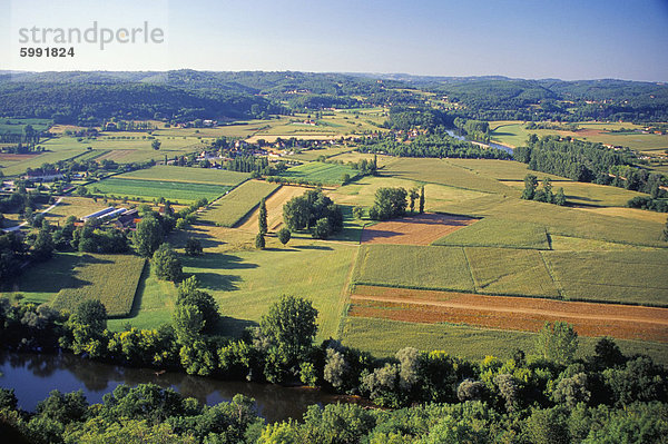 Blick vom Bastide Stadt von Domme in den Fluss Dordogne  Dordogne  Aquitaine  Frankreich  Europa