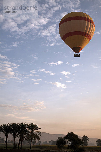 Heißluftballone weitermachen Touristen Flüge am frühen Morgen über dem Tal der Könige  Luxor  Ägypten  Nordafrika  Afrika