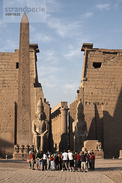 Touristen versammeln sich beim Luxor-Tempel  Luxor  Theben  UNESCO Weltkulturerbe  Ägypten  Nordafrika  Afrika