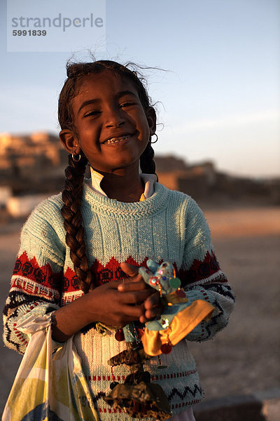 Ein lokales Mädchen verkaufen Andenken des Luxor Westbank  Ägypten  Nordafrika  Afrika