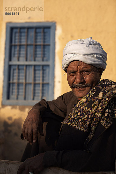 Ein Mann entspannt sich in der Abendsonne  Luxor  Ägypten  Nordafrika  Afrika