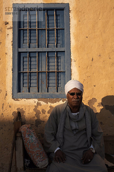 Ein Mann entspannt sich in der Abendsonne  Luxor  Ägypten  Nordafrika  Afrika