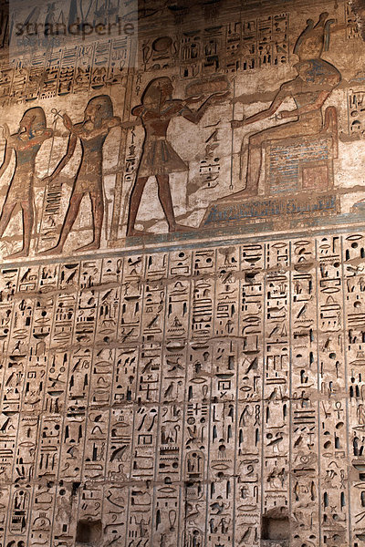 Bilder und Hieroglyphen schmücken die Wände von Medinet Habu Tempel-Komplex  Theben  UNESCO Weltkulturerbe  Ägypten  Nordafrika  Afrika