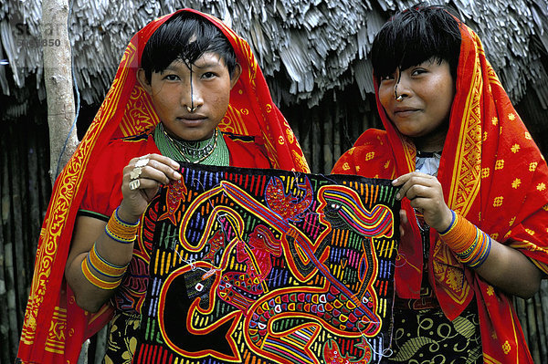 Zwei Cuna (Kuna) indische Frauen mit Mola Textil  San Blas  Panama  Zentralamerika