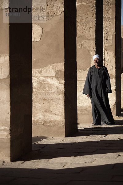 Eine einsame Figur steht inmitten der Tempel von Karnak  Theben  UNESCO Weltkulturerbe  Ägypten  Nordafrika  Afrika