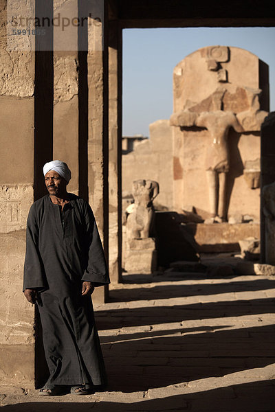 Eine einsame Figur steht inmitten der Tempel von Karnak  Theben  UNESCO Weltkulturerbe  Ägypten  Nordafrika  Afrika