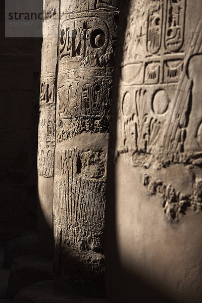 Hieroglyphen zieren die Pfeiler in dem Tempel von Karnak  Theben  UNESCO Weltkulturerbe  Ägypten  Nordafrika  Afrika