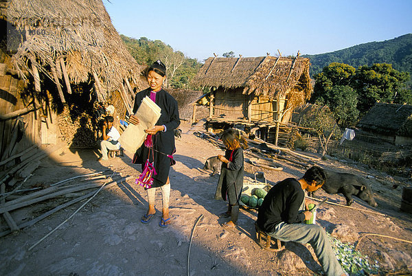 Hmong Dorf von Ban Mak Phoun  zwischen Udomoxai (Udom Xai) und Luang Nam Tha  Laos  Indochina  Südostasien  Asien
