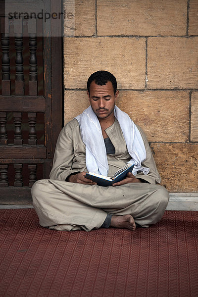 Ein muslimischer Mann Studium des Korans am Al-Azhar-Moschee  Kairo  Ägypten  Nordafrika  Afrika