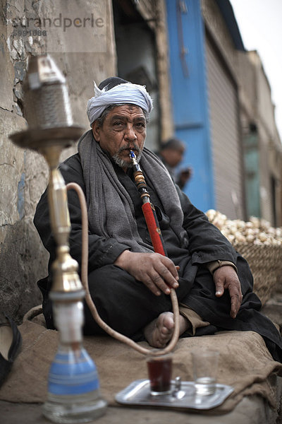 Ein Mann raucht Sheesha im Bereich Khan al-Khalili  Ägypten  Nordafrika  Afrika