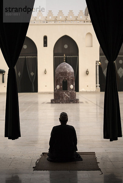 Man beten in der Moschee von Al-Hakim  Kairo  Ägypten  Nordafrika  Afrika