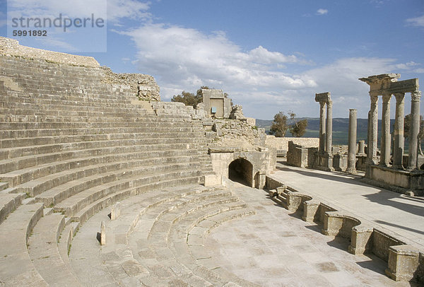 Das Theater  Dougga (Thugga)  UNESCO Weltkulturerbe  Tunesien  Nordafrika  Afrika