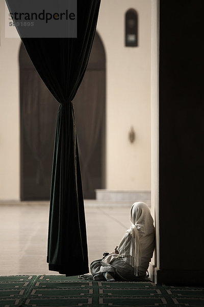 Frau sitzt in der Moschee von Al-Hakim  Kairo  Ägypten  Nordafrika  Afrika